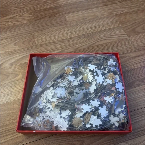 FRIENDS Puzzle Box with White Photo Frames and Corkboard Design - Picture 3 of 4